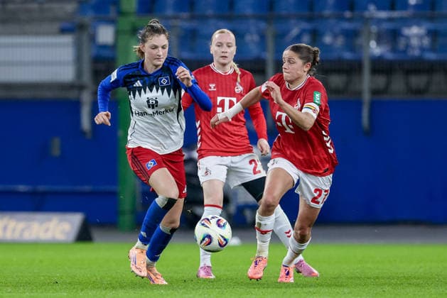 from left Lotta Wrede Hamburger SV, 32 and Laura Feiersinger 1 FC Köln, 27 in a duel, dynamic, action, action, game scene, THE DFB REGULATIONS PROHIBIT ANY USE OF PHOTOGRAPHS AS IMAGE SEQUENCES AND OR QUASI VIDEO , 08 12 2025, Hamburg Germany , Football, Google Pixel Womens Bundesliga, Hamburger SV 1 FC Köln xobx