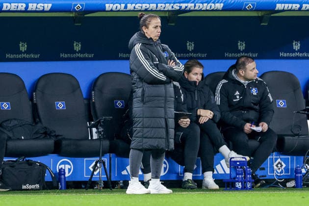 Liese Brancao Lis, Coach, Hamburger SV , THE DFB REGULATIONS PROHIBIT ANY USE OF PHOTOGRAPHS AS IMAGE SEQUENCES AND OR QUASI VIDEO , 08 12 2025, Hamburg Germany , Football, Google Pixel Womens Bundesliga, Hamburger SV 1 FC Köln xobx