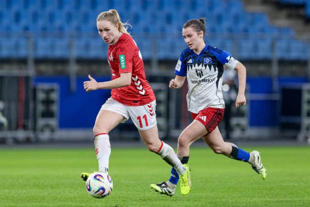 from left Pauline Bremer 1 FC Köln, 11 and Pauline Machtens Hamburger SV, 28 in running duel, duel, dynamics, action, action, game scene, THE DFB REGULATIONS PROHIBIT ANY USE OF PHOTOGRAPHS AS IMAGE SEQUENCES AND OR QUASI VIDEO , 08 12 2025, Hamburg Germany , Football, Google Pixel Womens Bundesliga, Hamburger SV 1 FC Köln xobx