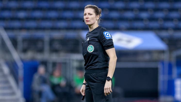Referee Annika Kost, THE DFB GUIDELINES PROHIBIT ANY USE OF PHOTOGRAPHS AS IMAGE SEQUENCES AND OR QUASI VIDEO DFB REGULATIONS PROHIBIT ANY USE OF PHOTOGRAPHS AS IMAGE SEQUENCES AND OR QUASI VIDEO , 08 12 2025, Hamburg Germany , Football, Google Pixel Women Bundesliga, Hamburger SV 1 FC Köln xobx