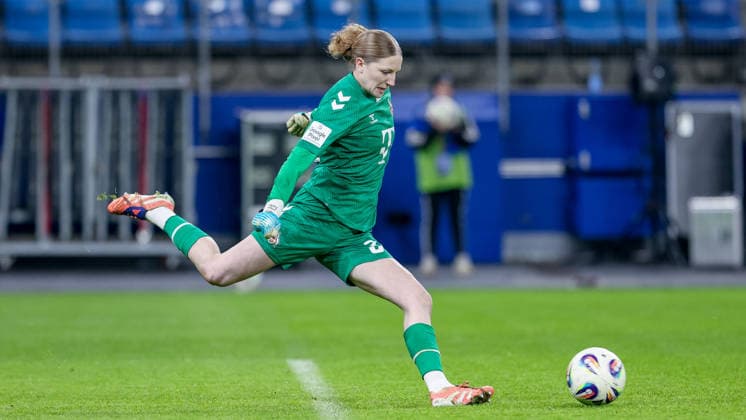 Irina Fuchs goalkeeper, goalkeeper, 1 FC Köln, 34 on the ball, cropped image, single image, full body, action, action, game scene, THE DFB REGULATIONS PROHIBIT ANY USE OF PHOTOGRAPHS AS IMAGE SEQUENCES AND OR QUASI VIDEO , 08 12 2025, Hamburg Germany , Football, Google Pixel Womens Bundesliga, Hamburger SV 1 FC Köln xobx