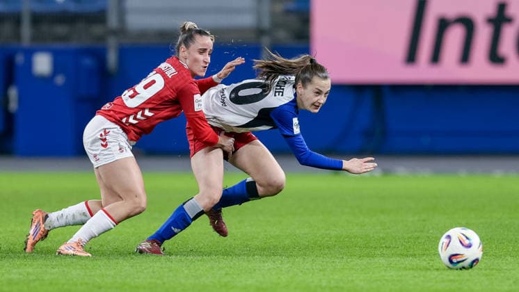 from left Vanessa Leimenstoll 1 FC Köln, 29 and Emilia Hirche Hamburger SV, 20 in a duel, dynamic, action, action, game scene, THE DFB GUIDELINES PROHIBIT ANY USE OF PHOTOGRAPHS AS IMAGE SEQUENCES AND OR QUASI VIDEO DFB REGULATIONS PROHIBIT ANY USE OF PHOTOGRAPHS AS IMAGE SEQUENCES AND OR QUASI VIDEO , 08 12 2025, Hamburg Germany , Football, Google Pixel Women Bundesliga, Hamburger SV 1 FC Köln xobx