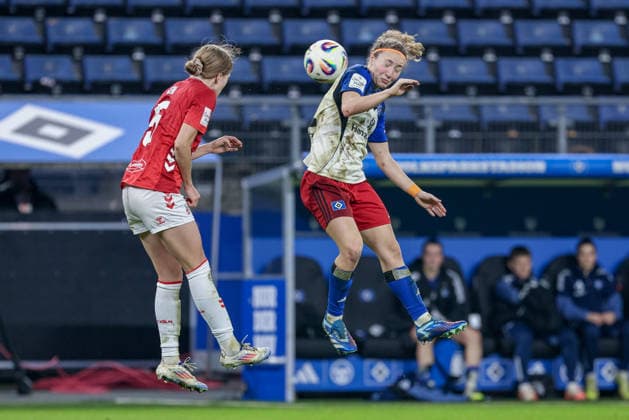 from left Celina Degen 1 FC Köln, 5 and Melanie Brunnthaler Hamburger SV, 11 in header duel, header, duel, action, action, game scene, THE DFB REGULATIONS PROHIBIT ANY USE OF PHOTOGRAPHS AS IMAGE SEQUENCES AND OR QUASI VIDEO , 08 12 2025, Hamburg Germany , Football, Google Pixel Womens Bundesliga, Hamburger SV 1 FC Köln xobx