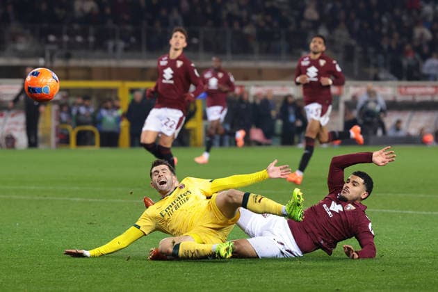 Turin, Italy, 8th December 2025. Christian Pulisic of AC Milan is challenged by Zakaria Aboukhlal of Torino FC as he bears down on goal during the Torino vs AC Milan Serie A match at Stadio Grande Torino, Turin. Picture credit should read: Jonathan Moscrop Sportimage EDITORIAL USE ONLY. No use with unauthorised audio, video, data, fixture lists, club league logos or live services. Online in-match use limited to 120 images, no video emulation. No use in betting, games or single club league player publications. SPI_092_JM_TORO_MILAN SPI-4323-0092