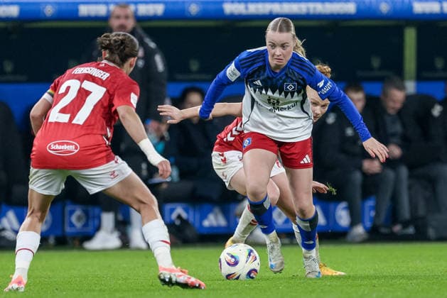 from left Laura Feiersinger 1 FC Köln, 27 and Mia Büchele Hamburger SV, 17 in a duel, dynamic, action, action, game scene, THE DFB REGULATIONS PROHIBIT ANY USE OF PHOTOGRAPHS AS IMAGE SEQUENCES AND OR QUASI VIDEO , 08 12 2025, Hamburg Germany , Football, Google Pixel Womens Bundesliga, Hamburger SV 1 FC Köln xobx