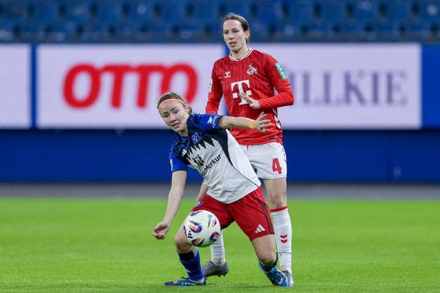 from left Melanie Brunnthaler Hamburger SV, 11 and Sara Agrez 1 FC Köln, 4 in duel, duel, dynamic, action, action, game scene, THE DFB REGULATIONS PROHIBIT ANY USE OF PHOTOGRAPHS AS IMAGE SEQUENCES AND OR QUASI VIDEO , 08 12 2025, Hamburg Germany , Football, Google Pixel Womens Bundesliga, Hamburger SV 1 FC Köln xobx