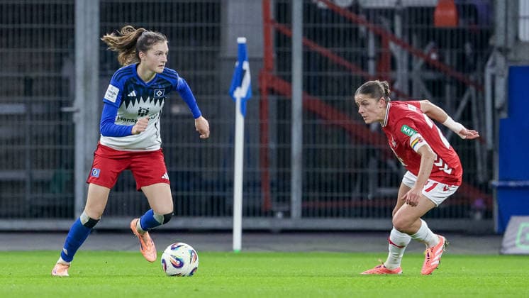 from left Lotta Wrede Hamburger SV, 32 and Laura Feiersinger 1 FC Köln, 27 in a duel, dynamic, action, action, game scene, THE DFB REGULATIONS PROHIBIT ANY USE OF PHOTOGRAPHS AS IMAGE SEQUENCES AND OR QUASI VIDEO , 08 12 2025, Hamburg Germany , Football, Google Pixel Womens Bundesliga, Hamburger SV 1 FC Köln xobx