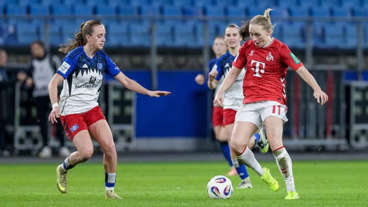 from left Victoria Schulz Hamburger SV, 19 and Pauline Bremer 1 FC Köln, 11 in a duel, dynamic, action, action, game scene, THE DFB REGULATIONS PROHIBIT ANY USE OF PHOTOGRAPHS AS IMAGE SEQUENCES AND OR QUASI VIDEO , 08 12 2025, Hamburg Germany , Football, Google Pixel Womens Bundesliga, Hamburger SV 1 FC Köln xobx