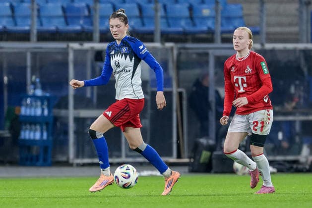 from left Lotta Wrede Hamburger SV, 32 and Anna Gerhardt 1 FC Köln, 21 in a duel, dynamic, action, action, game scene, THE DFB GUIDELINES PROHIBIT ANY USE OF PHOTOGRAPHS AS IMAGE SEQUENCES AND OR QUASI VIDEO DFB REGULATIONS PROHIBIT ANY USE OF PHOTOGRAPHS AS IMAGE SEQUENCES AND OR QUASI VIDEO , 08 12 2025, Hamburg Germany , Football, Google Pixel Women Bundesliga, Hamburger SV 1 FC Köln xobx