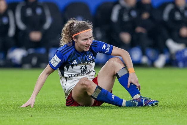 Melanie Brunnthaler Hamburger SV, 11 looking disappointed, disappointment, sitting on the ground, grass, pitch, THE DFB GUIDELINES PROHIBIT ANY USE OF PHOTOGRAPHS AS IMAGE SEQUENCES AND OR QUASI VIDEO DFB REGULATIONS PROHIBIT ANY USE OF PHOTOGRAPHS AS IMAGE SEQUENCES AND OR QUASI VIDEO , 08 12 2025, Hamburg Germany , Football, Google Pixel Women Bundesliga, Hamburger SV 1 FC Köln xobx