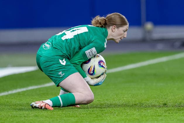 Irina Fuchs goalkeeper, goalkeeper, 1 FC Köln, 34 on the ball, cropped image, single image, full body, action, action, game scene, THE DFB REGULATIONS PROHIBIT ANY USE OF PHOTOGRAPHS AS IMAGE SEQUENCES AND OR QUASI VIDEO , 08 12 2025, Hamburg Germany , Football, Google Pixel Womens Bundesliga, Hamburger SV 1 FC Köln xobx