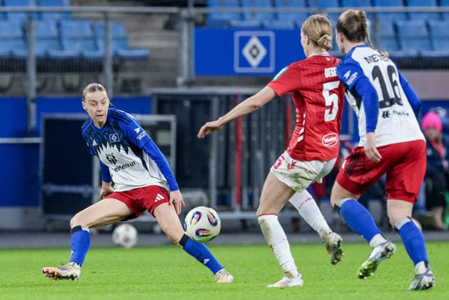 Sophie Hillebrand Hamburger SV, 22 on the ball, single image, full body, action, action scene, THE DFB GUIDELINES PROHIBIT ANY USE OF PHOTOGRAPHS AS IMAGE SEQUENCES AND OR QUASI VIDEO, 08 12 2025, Hamburg Germany , Football, Google Pixel Women Bundesliga, Hamburger SV 1 FC Köln xobx