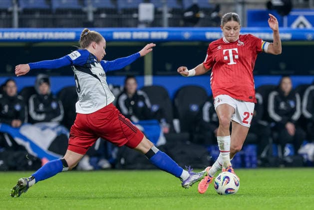 from left Christin Meyer Hamburger SV, 16 and Laura Feiersinger 1 FC Köln, 27 in a duel, dynamic, action, action, game scene, THE DFB REGULATIONS PROHIBIT ANY USE OF PHOTOGRAPHS AS IMAGE SEQUENCES AND OR QUASI VIDEO , 08 12 2025, Hamburg Germany , Football, Google Pixel Womens Bundesliga, Hamburger SV 1 FC Köln xobx