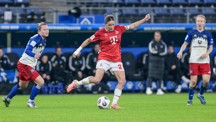 Laura Feiersinger 1 FC Köln, 27 on the ball, single image, full body, action, action scene, THE DFB GUIDELINES PROHIBIT ANY USE OF PHOTOGRAPHS AS IMAGE SEQUENCES AND OR QUASI VIDEO, 08 12 2025, Hamburg Germany , Soccer, Google Pixel Women Bundesliga, Hamburger SV 1 FC Köln xobx