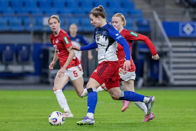 Christin Meyer Hamburger SV, 16 on the ball, single image, full body, action, action scene, THE DFB GUIDELINES PROHIBIT ANY USE OF PHOTOGRAPHS AS IMAGE SEQUENCES AND OR QUASI VIDEO , 08 12 2025, Hamburg Germany , Football, Google Pixel Women Bundesliga, Hamburger SV 1 FC Köln xobx