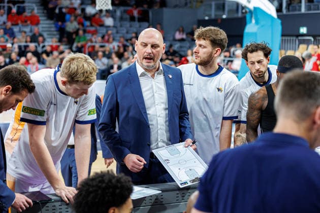 Przemyslaw Frasunkiewicz Rostock Seawolves, Coach , Timeout, Team, Crew, BMA365 Bamberg Baskets vs Rostock Seawolves, Basketball, easyCredit BBL, Matchday 9, 08 12 2025 BMA365 Bamberg Baskets vs Rostock Seawolves, Basketball, easyCredit BBL, Matchday 9, 08 12 2025 Bamberg Copyright: xEibner-Pressefoto G.xSantemizx EP_EER