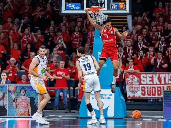 Owen Klassen Rostock Seawolves, 29 , Sid Marlon Theis Rostock Seawolves, 19 , Demarcus Demonia BMA365 Bamberg Baskets, 08 , Dunking, BMA365 Bamberg Baskets vs Rostock Seawolves, Basketball, easyCredit BBL, 9 Matchday, 08 12 2025 BMA365 Bamberg Baskets vs Rostock Seawolves, Basketball, easyCredit BBL, 9 Matchday, 08 12 2025 Bamberg Copyright: xEibner-Pressefoto G.xSantemizx EP_EER