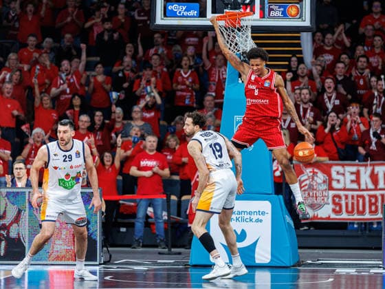 Owen Klassen Rostock Seawolves, 29 , Sid Marlon Theis Rostock Seawolves, 19 , Demarcus Demonia BMA365 Bamberg Baskets, 08 , Dunking, BMA365 Bamberg Baskets vs Rostock Seawolves, Basketball, easyCredit BBL, 9 Matchday, 08 12 2025 BMA365 Bamberg Baskets vs Rostock Seawolves, Basketball, easyCredit BBL, 9 Matchday, 08 12 2025 Bamberg Copyright: xEibner-Pressefoto G.xSantemizx EP_EER
