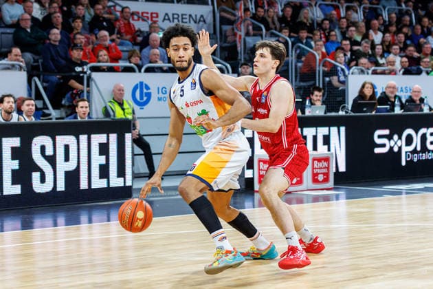 D Shawn Schwartz Rostock Seawolves, 05 , Adrian Petkovic BMA365 Bamberg Baskets, 15 , BMA365 Bamberg Baskets vs Rostock Seawolves, Basketball, easyCredit BBL, 9 Matchday, 08 12 2025 BMA365 Bamberg Baskets vs Rostock Seawolves, Basketball, easyCredit BBL, 9 Matchday, 08 12 2025 Bamberg Copyright: xEibner-Pressefoto G.xSantemizx EP_EER