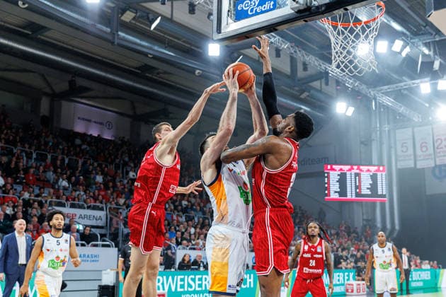 Richard Balint BMA365 Bamberg Baskets, 11 , Owen Klassen Rostock Seawolves, 29 , Ejiofor Onu BMA365 Bamberg Baskets, 35 , BMA365 Bamberg Baskets vs Rostock Seawolves, Basketball, easyCredit BBL, Matchday 9, 08 12 2025 BMA365 Bamberg Baskets vs Rostock Seawolves, Basketball, easyCredit BBL, Matchday 9, 08 12 2025 Bamberg Copyright: xEibner-Pressefoto G.xSantemizx EP_EER