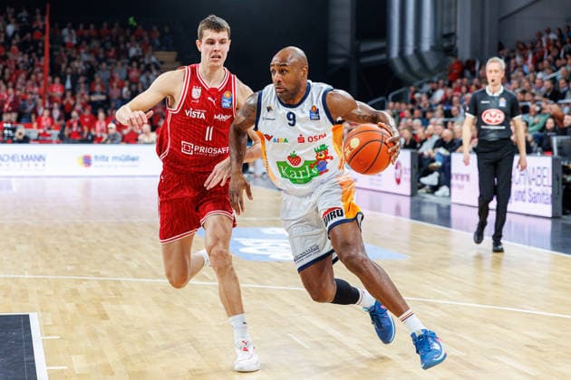 Richard Balint BMA365 Bamberg Baskets, 11 , DeAndre Lansdowne Rostock Seawolves, 09 , BMA365 Bamberg Baskets vs Rostock Seawolves, Basketball, easyCredit BBL, Matchday 9, 08 12 2025 BMA365 Bamberg Baskets vs Rostock Seawolves, Basketball, easyCredit BBL, Matchday 9, 08 12 2025 Bamberg Copyright: xEibner-Pressefoto G.xSantemizx EP_EER