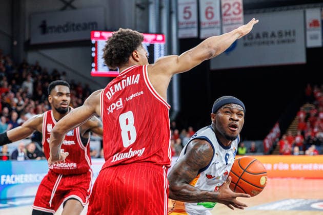 Demarcus Demonia BMA365 Bamberg Baskets, 08 , TJ Crockett Jr Rostock Seawolves, 00 , BMA365 Bamberg Baskets vs Rostock Seawolves, Basketball, easyCredit BBL, Matchday 9, 08 12 2025 BMA365 Bamberg Baskets vs Rostock Seawolves, Basketball, easyCredit BBL, Matchday 9, 08 12 2025 Bamberg Copyright: xEibner-Pressefoto G.xSantemizx EP_EER