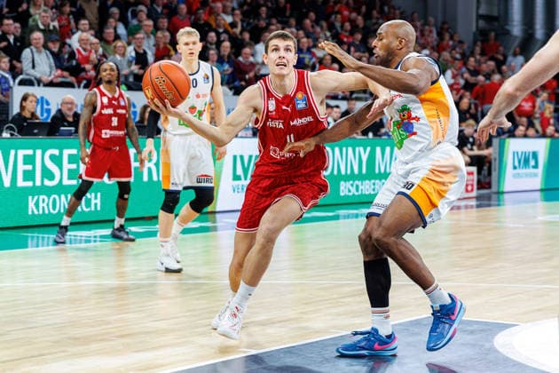 Richard Balint BMA365 Bamberg Baskets, 11 , DeAndre Lansdowne Rostock Seawolves, 09 , BMA365 Bamberg Baskets vs Rostock Seawolves, Basketball, easyCredit BBL, Matchday 9, 08 12 2025 BMA365 Bamberg Baskets vs Rostock Seawolves, Basketball, easyCredit BBL, Matchday 9, 08 12 2025 Bamberg Copyright: xEibner-Pressefoto G.xSantemizx EP_EER