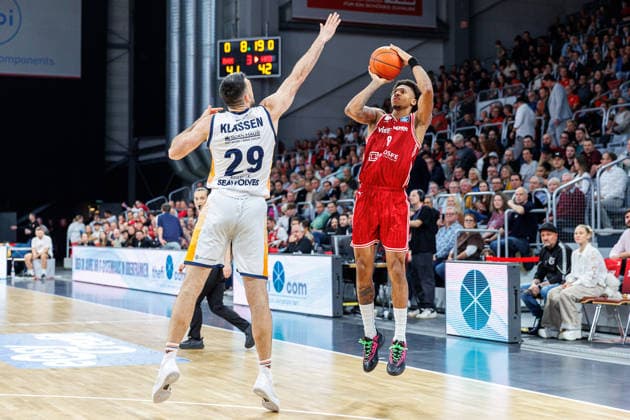 Owen Klassen Rostock Seawolves, 29 , Demarcus Demonia BMA365 Bamberg Baskets, 08 , BMA365 Bamberg Baskets vs Rostock Seawolves, Basketball, easyCredit BBL, Matchday 9, 08 12 2025 BMA365 Bamberg Baskets vs Rostock Seawolves, Basketball, easyCredit BBL, Matchday 9, 08 12 2025 Bamberg Copyright: xEibner-Pressefoto G.xSantemizx EP_EER