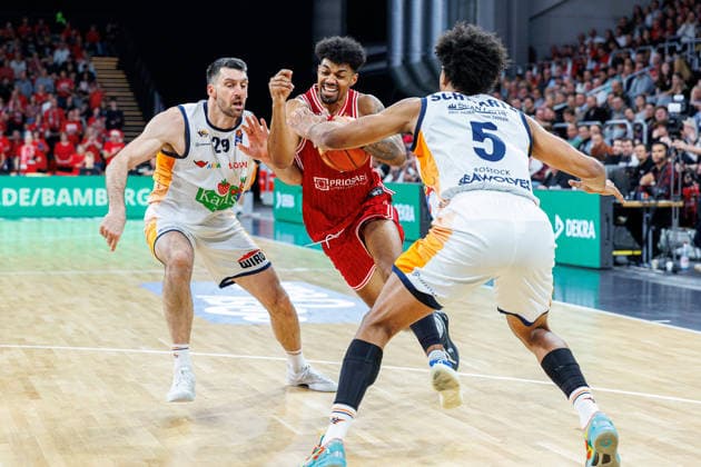 Owen Klassen Rostock Seawolves, 29 , Ibi Watson BMA365 Bamberg Baskets, 02 , D Shawn Schwartz Rostock Seawolves, 05 , BMA365 Bamberg Baskets vs Rostock Seawolves, Basketball, easyCredit BBL, Matchday 9, 08 12 2025 BMA365 Bamberg Baskets vs Rostock Seawolves, Basketball, easyCredit BBL, Matchday 9, 08 12 2025 Bamberg Copyright: xEibner-Pressefoto G.xSantemizx EP_EER