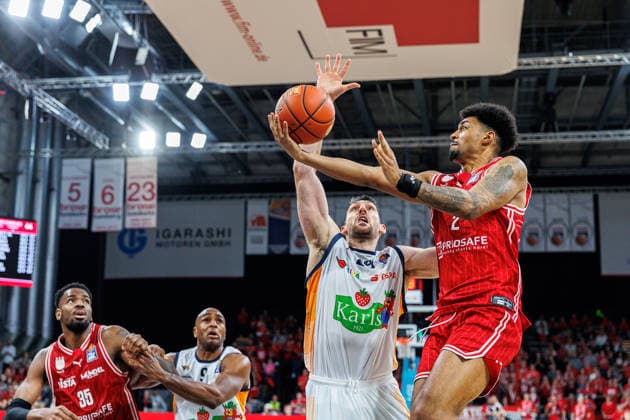 Owen Klassen Rostock Seawolves, 29 , Ibi Watson BMA365 Bamberg Baskets, 02 , BMA365 Bamberg Baskets vs Rostock Seawolves, Basketball, easyCredit BBL, Matchday 9, 08 12 2025 BMA365 Bamberg Baskets vs Rostock Seawolves, Basketball, easyCredit BBL, Matchday 9, 08 12 2025 Bamberg Copyright: xEibner-Pressefoto G.xSantemizx EP_EER