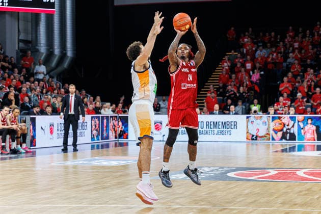 Elias Baggette Rostock Seawolves, 04 , Cobe Williams BMA365 Bamberg Baskets, 24 , BMA365 Bamberg Baskets vs Rostock Seawolves, Basketball, easyCredit BBL, Matchday 9, 08 12 2025 BMA365 Bamberg Baskets vs Rostock Seawolves, Basketball, easyCredit BBL, Matchday 9, 08 12 2025 Bamberg Copyright: xEibner-Pressefoto G.xSantemizx EP_EER