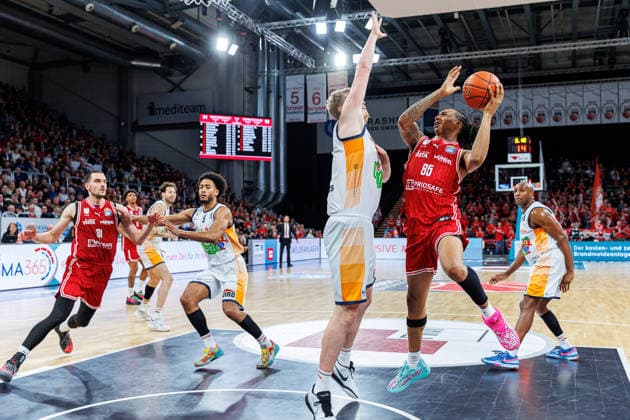 Bent Leuchten Rostock Seawolves, 51 , Austin Crowley BMA365 Bamberg Baskets, 85 , BMA365 Bamberg Baskets vs Rostock Seawolves, Basketball, easyCredit BBL, 9 Matchday, 08 12 2025 BMA365 Bamberg Baskets vs Rostock Seawolves, Basketball, easyCredit BBL, 9 Matchday, 08 12 2025 Bamberg Copyright: xEibner-Pressefoto G.xSantemizx EP_EER