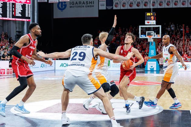 Ejiofor Onu BMA365 Bamberg Baskets, 35 , Owen Klassen Rostock Seawolves, 29 , Lukasz Kolenda Rostock Seawolves, 10 , Zachary Ensminger BMA365 Bamberg Baskets, 01 , BMA365 Bamberg Baskets vs Rostock Seawolves, Basketball, easyCredit BBL, Matchday 9, 08 12 2025 BMA365 Bamberg Baskets vs Rostock Seawolves, Basketball, easyCredit BBL, Matchday 9, 08 12 2025 Bamberg Copyright: xEibner-Pressefoto G.xSantemizx EP_EER