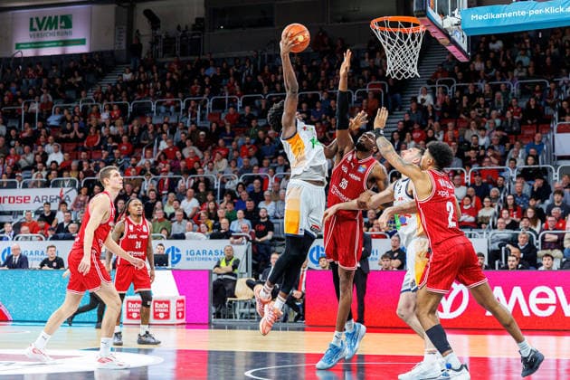 Kassim Nicholson Rostock Seawolves, 08 , Ejiofor Onu BMA365 Bamberg Baskets, 35 , Owen Klassen Rostock Seawolves, 29 , Ibi Watson BMA365 Bamberg Baskets, 02 , BMA365 Bamberg Baskets vs Rostock Seawolves, Basketball, easyCredit BBL, Matchday 9, 08 12 2025 BMA365 Bamberg Baskets vs Rostock Seawolves, Basketball, easyCredit BBL, Matchday 9, 08 12 2025 Bamberg Copyright: xEibner-Pressefoto G.xSantemizx EP_EER