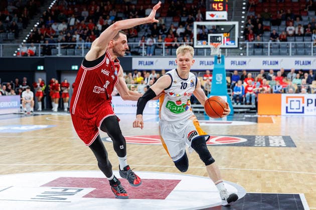 Daniel Keppeler BMA365 Bamberg Baskets, 31 , Lukasz Kolenda Rostock Seawolves, 10 , BMA365 Bamberg Baskets vs Rostock Seawolves, Basketball, easyCredit BBL, Matchday 9, 08 12 2025 BMA365 Bamberg Baskets vs Rostock Seawolves, Basketball, easyCredit BBL, Matchday 9, 08 12 2025 Bamberg Copyright: xEibner-Pressefoto G.xSantemizx EP_EER