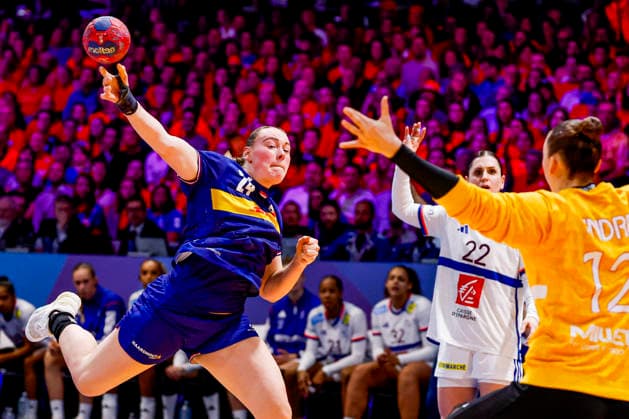 27th IHF Women s Handball World Championship, WM, Weltmeisterschaft - Netherlands vs France, Netherlands Romee Maarschalkerweerd of the Netherlands throw the ball and goalkeeper Floriane Andre of France during the 27th IHF Women s Handball World Championship match between Netherlands and France at the Ahoy in Rotterdam, Netherlands, December 08, 2025. Rotterdam Netherlands  Copyright: xMatrixxImagesx xMarcelxterxBalsx