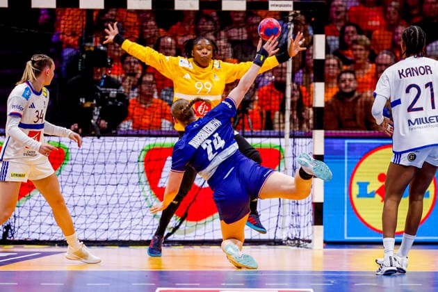 27th IHF Women s Handball World Championship, WM, Weltmeisterschaft - Netherlands vs France, Netherlands Romee Maarschalkerweerd of the Netherlands throw the ball and goalkeeper Hatadou Sako of France during the 27th IHF Women s Handball World Championship match between Netherlands and France at the Ahoy in Rotterdam, Netherlands, December 08, 2025. Rotterdam Netherlands  Copyright: xMatrixxImagesx xMarcelxterxBalsx