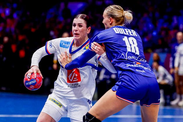 27th IHF Women s Handball World Championship, WM, Weltmeisterschaft - Netherlands vs France, Netherlands Tamara Horacek of France and Kelly Dulfer of the Netherlands fight for the ball during the 27th IHF Women s Handball World Championship match between Netherlands and France at the Ahoy in Rotterdam, Netherlands, December 08, 2025. Rotterdam Netherlands  Copyright: xMatrixxImagesx xMarcelxterxBalsx