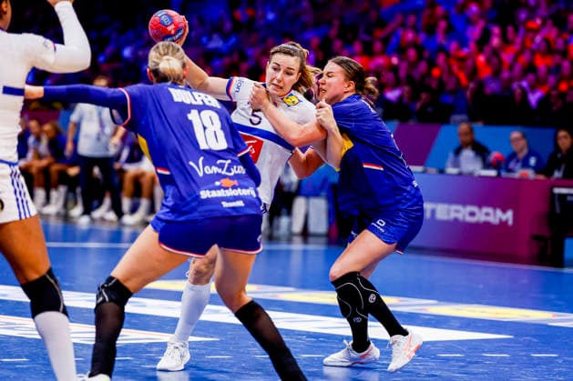 27th IHF Women s Handball World Championship, WM, Weltmeisterschaft - Netherlands vs France, Netherlands Clarisse Mairot of France throw the ball during the 27th IHF Women s Handball World Championship match between Netherlands and France at the Ahoy in Rotterdam, Netherlands, December 08, 2025. Rotterdam Netherlands  Copyright: xMatrixxImagesx xMarcelxterxBalsx