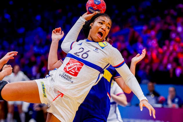 27th IHF Women s Handball World Championship, WM, Weltmeisterschaft - Netherlands vs France, Netherlands Pauletta Foppa of France throw the ball during the 27th IHF Women s Handball World Championship match between Netherlands and France at the Ahoy in Rotterdam, Netherlands, December 08, 2025. Rotterdam Netherlands  Copyright: xMatrixxImagesx xMarcelxterxBalsx