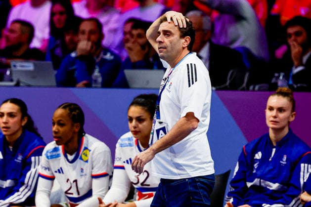 27th IHF Women s Handball World Championship, WM, Weltmeisterschaft - Netherlands vs France, Netherlands head coach Sebastien Gardillou of France looks dejected during the 27th IHF Women s Handball World Championship match between Netherlands and France at the Ahoy in Rotterdam, Netherlands, December 08, 2025. Rotterdam Netherlands  Copyright: xMatrixxImagesx xMarcelxterxBalsx
