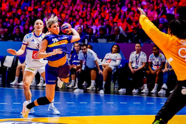 27th IHF Women s Handball World Championship, WM, Weltmeisterschaft - Netherlands vs France, Netherlands Angela Malestein of the Netherlands throw the ball during the 27th IHF Women s Handball World Championship match between Netherlands and France at the Ahoy in Rotterdam, Netherlands, December 08, 2025. Rotterdam Netherlands  Copyright: xMatrixxImagesx xMarcelxterxBalsx