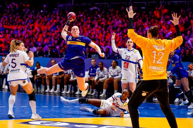 27th IHF Women s Handball World Championship, WM, Weltmeisterschaft - Netherlands vs France, Netherlands Romee Maarschalkerweerd of the Netherlands throw the ball and goalkeeper Floriane Andre of France during the 27th IHF Women s Handball World Championship match between Netherlands and France at the Ahoy in Rotterdam, Netherlands, December 08, 2025. Rotterdam Netherlands  Copyright: xMatrixxImagesx xMarcelxterxBalsx