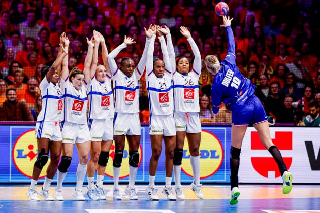 27th IHF Women s Handball World Championship, WM, Weltmeisterschaft - Netherlands vs France, Netherlands Kelly Dulfer of the Netherlands takes a free throw and Team France defends during the 27th IHF Women s Handball World Championship match between Netherlands and France at the Ahoy in Rotterdam, Netherlands, December 08, 2025. Rotterdam Netherlands  Copyright: xMatrixxImagesx xMarcelxterxBalsx