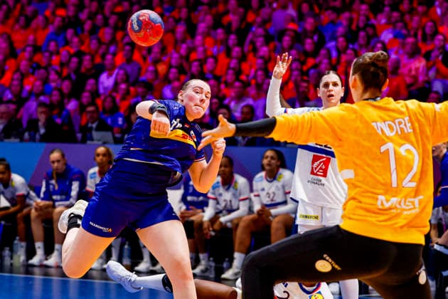 27th IHF Women s Handball World Championship, WM, Weltmeisterschaft - Netherlands vs France, Netherlands Romee Maarschalkerweerd of the Netherlands throw the ball and goalkeeper Floriane Andre of France during the 27th IHF Women s Handball World Championship match between Netherlands and France at the Ahoy in Rotterdam, Netherlands, December 08, 2025. Rotterdam Netherlands  Copyright: xMatrixxImagesx xMarcelxterxBalsx