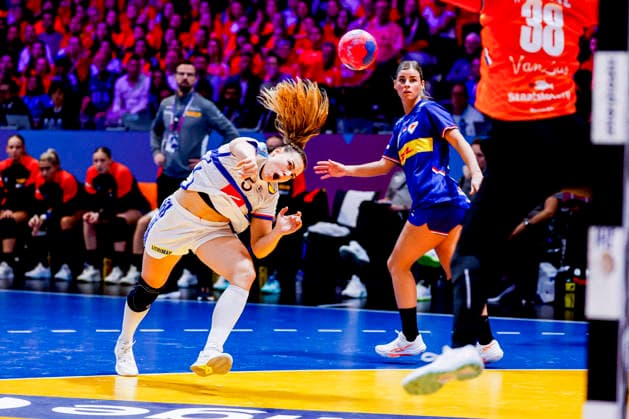 27th IHF Women s Handball World Championship, WM, Weltmeisterschaft - Netherlands vs France, Netherlands Clarisse Mairot of France throw the ball during the 27th IHF Women s Handball World Championship match between Netherlands and France at the Ahoy in Rotterdam, Netherlands, December 08, 2025. Rotterdam Netherlands  Copyright: xMatrixxImagesx xMarcelxterxBalsx