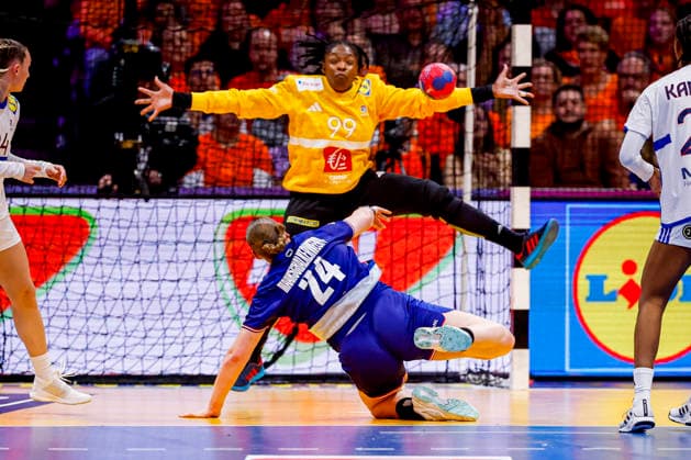 27th IHF Women s Handball World Championship, WM, Weltmeisterschaft - Netherlands vs France, Netherlands Romee Maarschalkerweerd of the Netherlands throw the ball and goalkeeper Hatadou Sako of France during the 27th IHF Women s Handball World Championship match between Netherlands and France at the Ahoy in Rotterdam, Netherlands, December 08, 2025. Rotterdam Netherlands  Copyright: xMatrixxImagesx xMarcelxterxBalsx