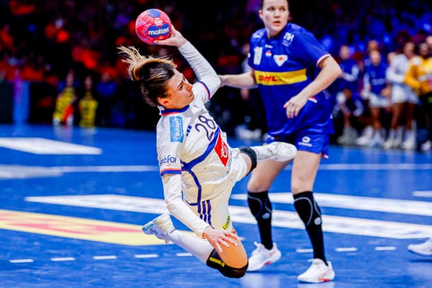 27th IHF Women s Handball World Championship, WM, Weltmeisterschaft - Netherlands vs France, Netherlands Lucie Granier of France throw the ball during the 27th IHF Women s Handball World Championship match between Netherlands and France at the Ahoy in Rotterdam, Netherlands, December 08, 2025. Rotterdam Netherlands  Copyright: xMatrixxImagesx xMarcelxterxBalsx