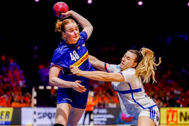 27th IHF Women s Handball World Championship, WM, Weltmeisterschaft - Netherlands vs France, Netherlands Dione Housheer of the Netherlands throw the ball under pressure from Clarisse Mairot of France during the 27th IHF Women s Handball World Championship match between Netherlands and France at the Ahoy in Rotterdam, Netherlands, December 08, 2025. Rotterdam Netherlands  Copyright: xMatrixxImagesx xMarcelxterxBalsx