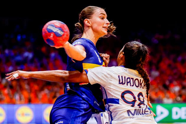 27th IHF Women s Handball World Championship, WM, Weltmeisterschaft - Netherlands vs France, Netherlands Larissa Nusser of the Netherlands throw the ball under pressure of Suzanne Wajoko of France during the 27th IHF Women s Handball World Championship match between Netherlands and France at the Ahoy in Rotterdam, Netherlands, December 08, 2025. Rotterdam Netherlands  Copyright: xMatrixxImagesx xMarcelxterxBalsx